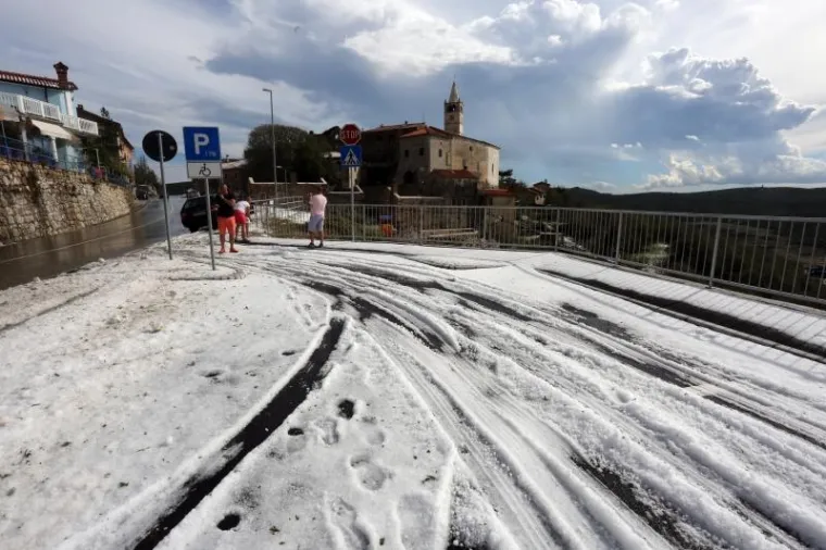 Usred ljeta Plominjani morali uzeti u ruke lopate za snijeg