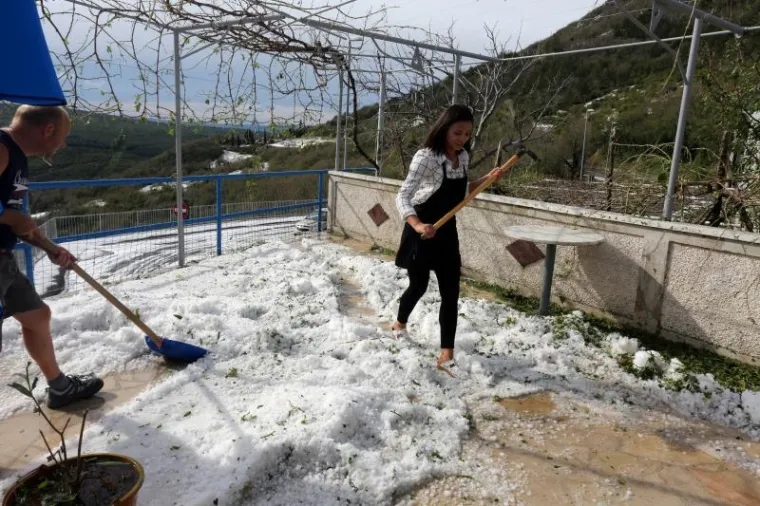 Usred ljeta Plominjani morali uzeti u ruke lopate za snijeg