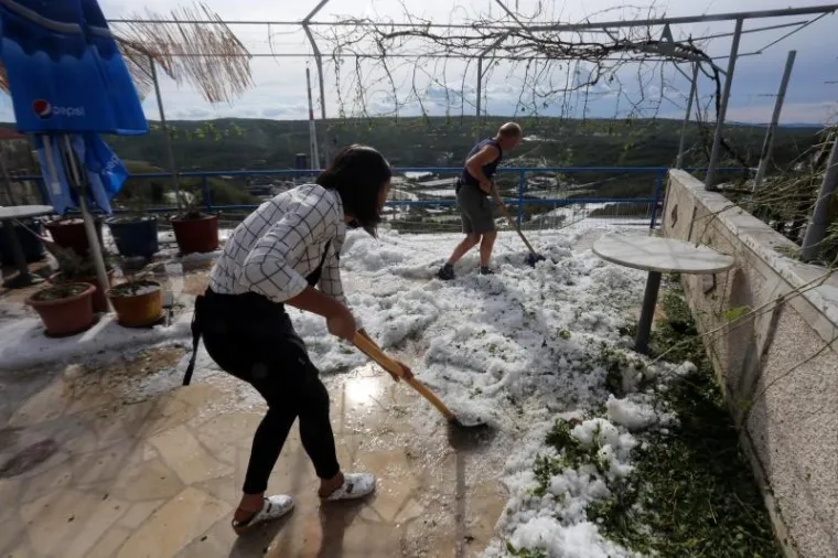 Usred ljeta Plominjani morali uzeti u ruke lopate za snijeg