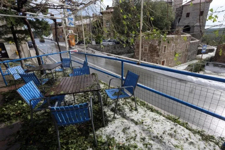 Usred ljeta Plominjani morali uzeti u ruke lopate za snijeg