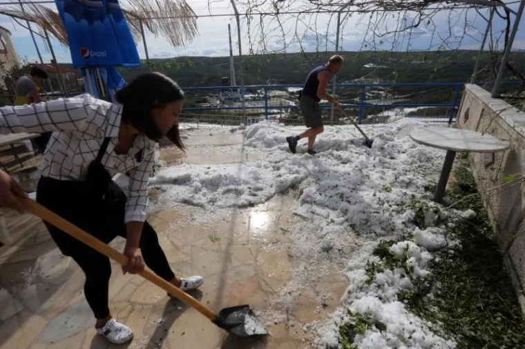 Usred ljeta Plominjani morali uzeti u ruke lopate za snijeg