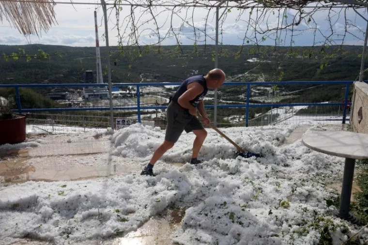 Usred ljeta Plominjani morali uzeti u ruke lopate za snijeg