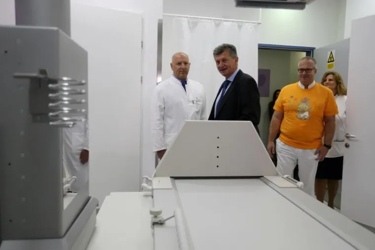 Klinika za dječje bolesti Zagreb predstavila je početak rada medicinske dijagnostike na dva nova, najmodernija digitalna rtg uređaja: C-LUKA i digitalnu dijaskopiju u prostorima Zavoda za dječju radiologiju. Ministar zdravstva Milan Kujundzić i vr&scaron;itelj dužnosti ravnatelja Klinike Zoran Bahtijarević predstavili su uređaje.