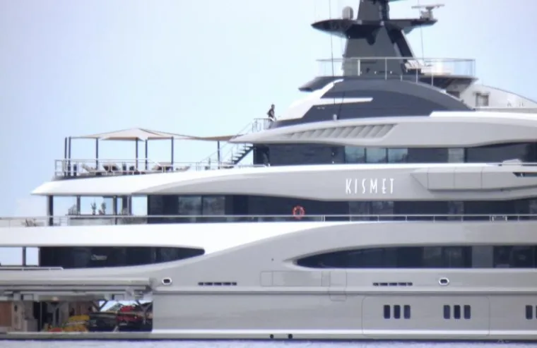 U tribunjsku gradsku luku jutros je doplovila 200 milijuna dolara vrijedna superjahta 'Kismet', u vlasni&scaron;tvu pakistansko-američkog biznismena Shahida Khana. Ova 95,2 metra duga jahta izgrađena je 2014. godine u brodogradili&scaron;tu L&uuml;rssen. Jednotjedna plovidba na ovom brodu stoji 1,2 milijuna eura bez dodatnih tro&scaron;kova.