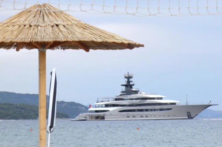 U tribunjsku gradsku luku jutros je doplovila 200 milijuna dolara vrijedna superjahta 'Kismet', u vlasni&scaron;tvu pakistansko-američkog biznismena Shahida Khana. Ova 95,2 metra duga jahta izgrađena je 2014. godine u brodogradili&scaron;tu L&uuml;rssen. Jednotjedna plovidba na ovom brodu stoji 1,2 milijuna eura bez dodatnih tro&scaron;kova.