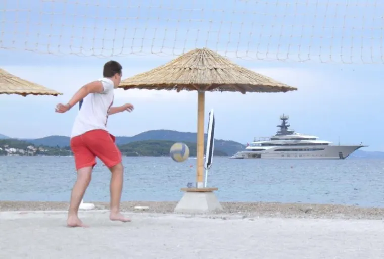 U tribunjsku gradsku luku jutros je doplovila 200 milijuna dolara vrijedna superjahta 'Kismet', u vlasni&scaron;tvu pakistansko-američkog biznismena Shahida Khana. Ova 95,2 metra duga jahta izgrađena je 2014. godine u brodogradili&scaron;tu L&uuml;rssen. Jednotjedna plovidba na ovom brodu stoji 1,2 milijuna eura bez dodatnih tro&scaron;kova.