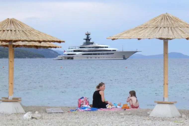 U tribunjsku gradsku luku jutros je doplovila 200 milijuna dolara vrijedna superjahta 'Kismet', u vlasni&scaron;tvu pakistansko-američkog biznismena Shahida Khana. Ova 95,2 metra duga jahta izgrađena je 2014. godine u brodogradili&scaron;tu L&uuml;rssen. Jednotjedna plovidba na ovom brodu stoji 1,2 milijuna eura bez dodatnih tro&scaron;kova.