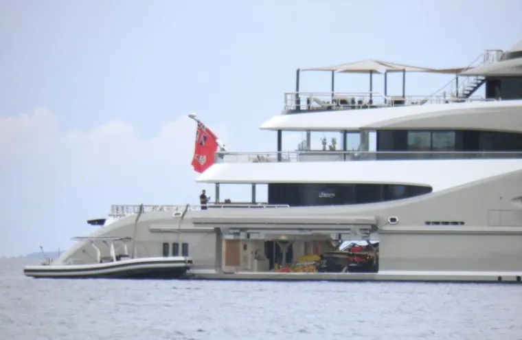 U tribunjsku gradsku luku jutros je doplovila 200 milijuna dolara vrijedna superjahta 'Kismet', u vlasni&scaron;tvu pakistansko-američkog biznismena Shahida Khana. Ova 95,2 metra duga jahta izgrađena je 2014. godine u brodogradili&scaron;tu L&uuml;rssen. Jednotjedna plovidba na ovom brodu stoji 1,2 milijuna eura bez dodatnih tro&scaron;kova.