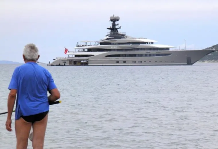 U tribunjsku gradsku luku jutros je doplovila 200 milijuna dolara vrijedna superjahta 'Kismet', u vlasni&scaron;tvu pakistansko-američkog biznismena Shahida Khana. Ova 95,2 metra duga jahta izgrađena je 2014. godine u brodogradili&scaron;tu L&uuml;rssen. Jednotjedna plovidba na ovom brodu stoji 1,2 milijuna eura bez dodatnih tro&scaron;kova.