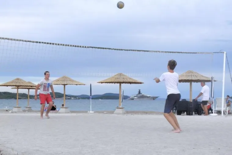 U tribunjsku gradsku luku jutros je doplovila 200 milijuna dolara vrijedna superjahta 'Kismet', u vlasni&scaron;tvu pakistansko-američkog biznismena Shahida Khana. Ova 95,2 metra duga jahta izgrađena je 2014. godine u brodogradili&scaron;tu L&uuml;rssen. Jednotjedna plovidba na ovom brodu stoji 1,2 milijuna eura bez dodatnih tro&scaron;kova.