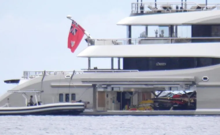 U tribunjsku gradsku luku jutros je doplovila 200 milijuna dolara vrijedna superjahta 'Kismet', u vlasni&scaron;tvu pakistansko-američkog biznismena Shahida Khana. Ova 95,2 metra duga jahta izgrađena je 2014. godine u brodogradili&scaron;tu L&uuml;rssen. Jednotjedna plovidba na ovom brodu stoji 1,2 milijuna eura bez dodatnih tro&scaron;kova.