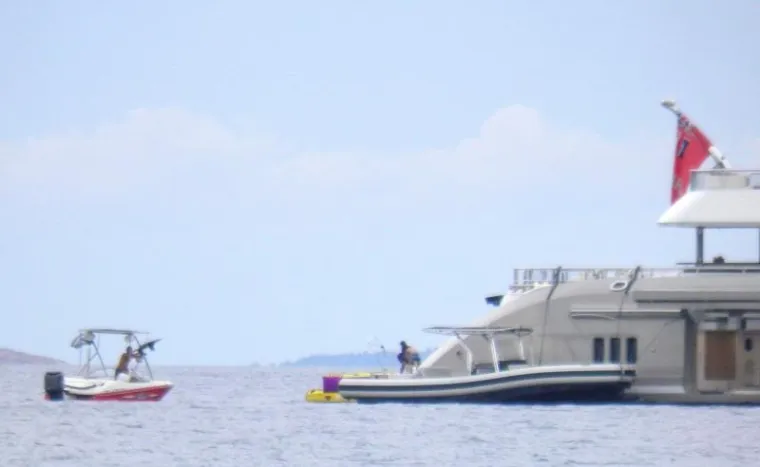 U tribunjsku gradsku luku jutros je doplovila 200 milijuna dolara vrijedna superjahta 'Kismet', u vlasni&scaron;tvu pakistansko-američkog biznismena Shahida Khana. Ova 95,2 metra duga jahta izgrađena je 2014. godine u brodogradili&scaron;tu L&uuml;rssen. Jednotjedna plovidba na ovom brodu stoji 1,2 milijuna eura bez dodatnih tro&scaron;kova.