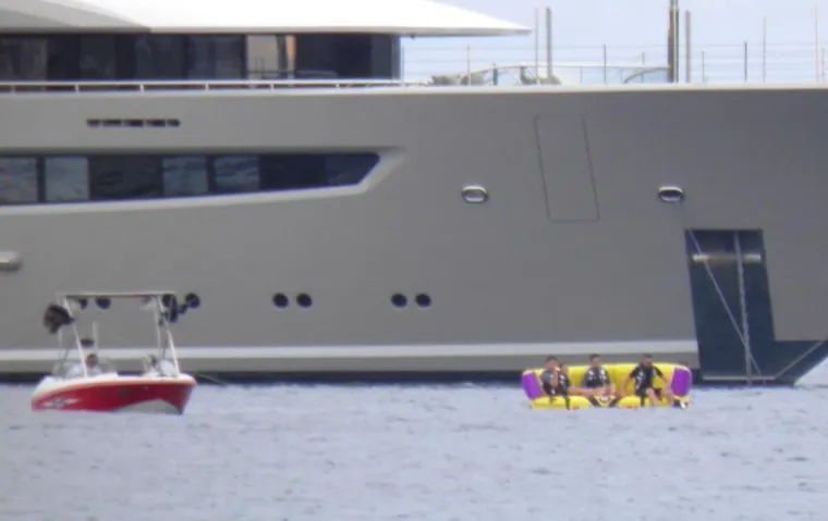 U tribunjsku gradsku luku jutros je doplovila 200 milijuna dolara vrijedna superjahta 'Kismet', u vlasni&scaron;tvu pakistansko-američkog biznismena Shahida Khana. Ova 95,2 metra duga jahta izgrađena je 2014. godine u brodogradili&scaron;tu L&uuml;rssen. Jednotjedna plovidba na ovom brodu stoji 1,2 milijuna eura bez dodatnih tro&scaron;kova.