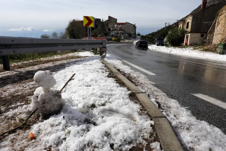 Lopate za snijeg u srpnju: najmlađi iskoristili nevrijeme u Plominu i napravili snjegovića