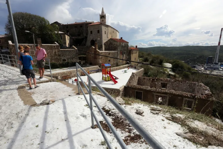 Lopate za snijeg u srpnju: najmlađi iskoristili nevrijeme u Plominu i napravili snjegovića