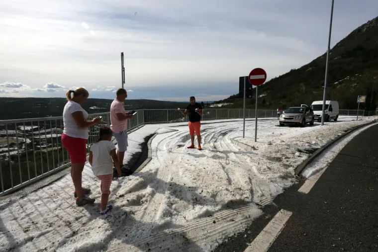 Lopate za snijeg u srpnju: najmlađi iskoristili nevrijeme u Plominu i napravili snjegovića