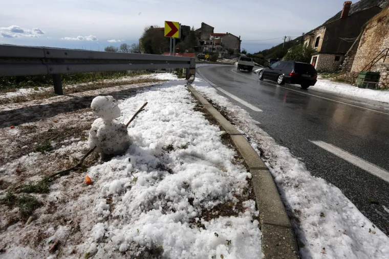 Lopate za snijeg u srpnju: najmlađi iskoristili nevrijeme u Plominu i napravili snjegovića