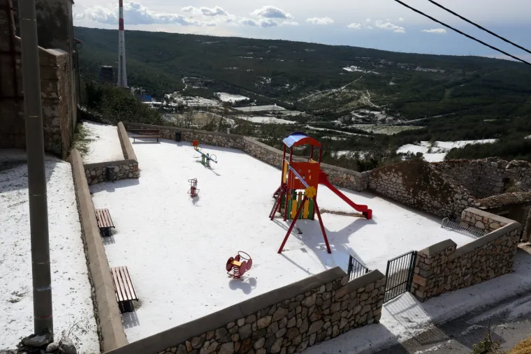 Lopate za snijeg u srpnju: najmlađi iskoristili nevrijeme u Plominu i napravili snjegovića