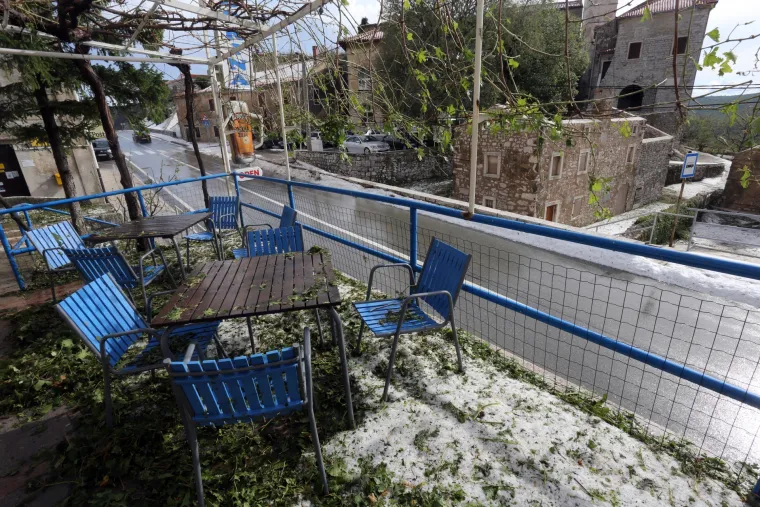 Lopate za snijeg u srpnju: najmlađi iskoristili nevrijeme u Plominu i napravili snjegovića