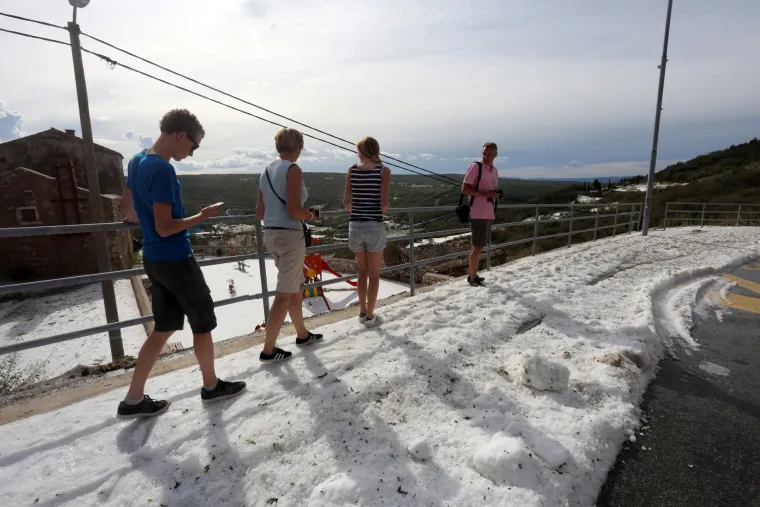 Lopate za snijeg u srpnju: najmlađi iskoristili nevrijeme u Plominu i napravili snjegovića