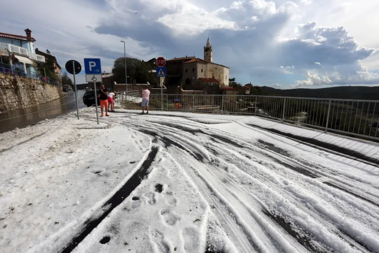 Lopate za snijeg u srpnju: najmlađi iskoristili nevrijeme u Plominu i napravili snjegovića