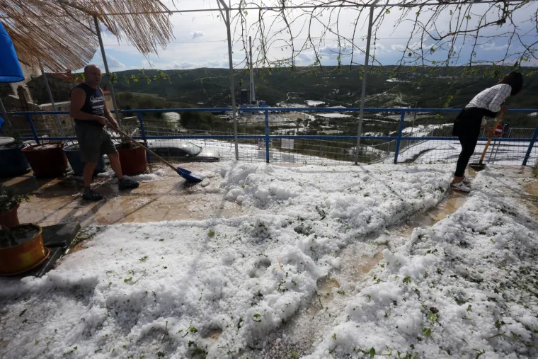 Lopate za snijeg u srpnju: najmlađi iskoristili nevrijeme u Plominu i napravili snjegovića