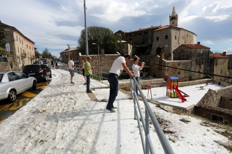 Lopate za snijeg u srpnju: najmlađi iskoristili nevrijeme u Plominu i napravili snjegovića