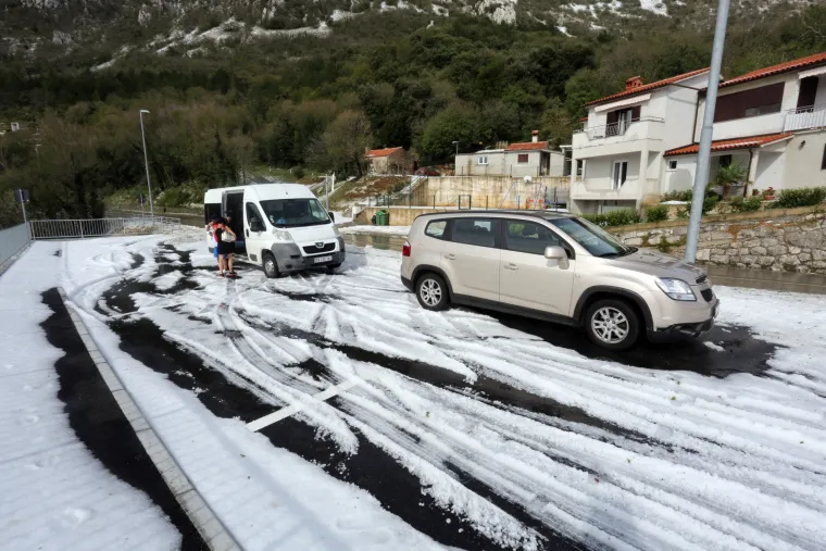 Lopate za snijeg u srpnju: najmlađi iskoristili nevrijeme u Plominu i napravili snjegovića