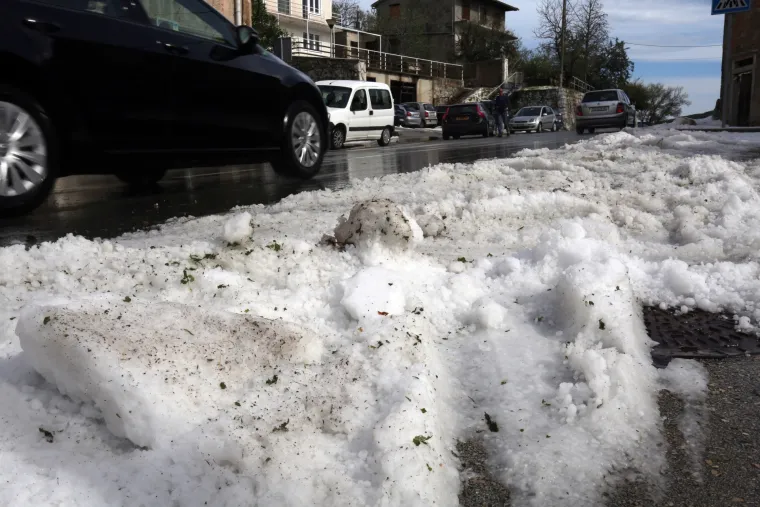 Lopate za snijeg u srpnju: najmlađi iskoristili nevrijeme u Plominu i napravili snjegovića