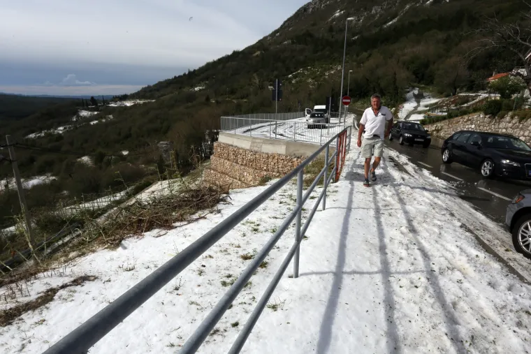 Lopate za snijeg u srpnju: najmlađi iskoristili nevrijeme u Plominu i napravili snjegovića