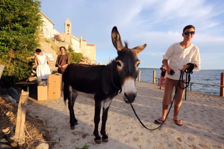 CIJELI SE GRAD VRATIO U PROŠLOST: Počela je 15. Rabska fjera, pogledajte najkreativnije kostime
