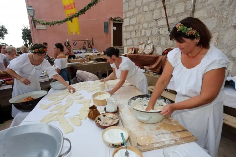 CIJELI SE GRAD VRATIO U PRO&Scaron;LOST: Počela je 15. Rabska fjera, pogledajte najkreativnije kostime