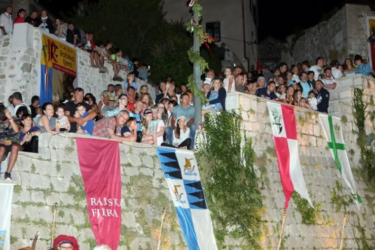 CIJELI SE GRAD VRATIO U PRO&Scaron;LOST: Počela je 15. Rabska fjera, pogledajte najkreativnije kostime