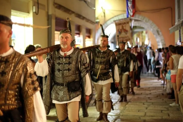 CIJELI SE GRAD VRATIO U PRO&Scaron;LOST: Počela je 15. Rabska fjera, pogledajte najkreativnije kostime