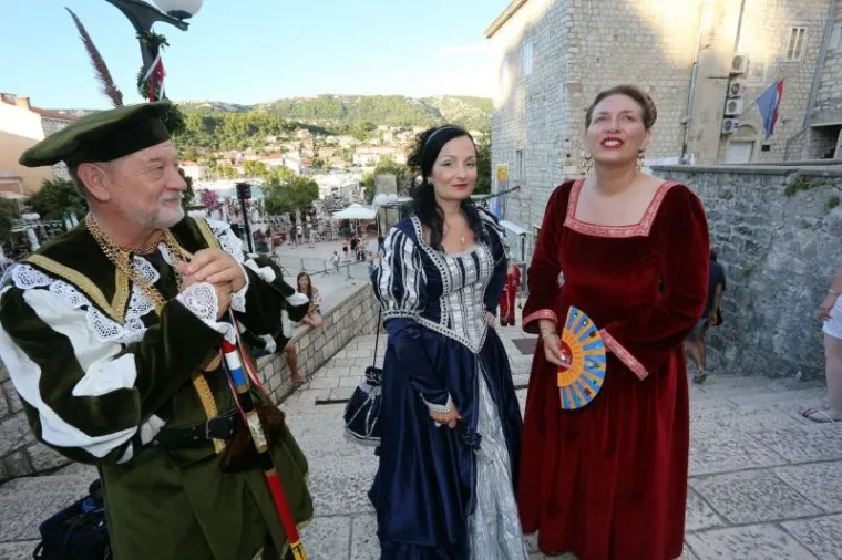 CIJELI SE GRAD VRATIO U PRO&Scaron;LOST: Počela je 15. Rabska fjera, pogledajte najkreativnije kostime