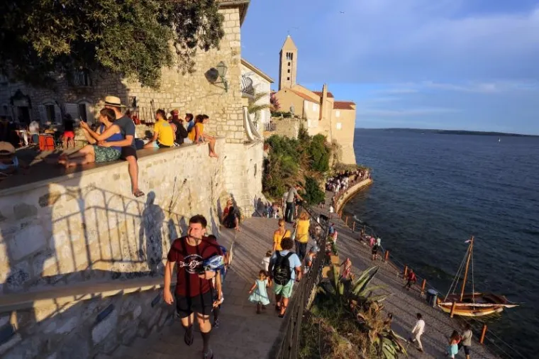 CIJELI SE GRAD VRATIO U PRO&Scaron;LOST: Počela je 15. Rabska fjera, pogledajte najkreativnije kostime