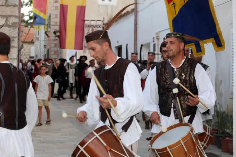 CIJELI SE GRAD VRATIO U PRO&Scaron;LOST: Počela je 15. Rabska fjera, pogledajte najkreativnije kostime