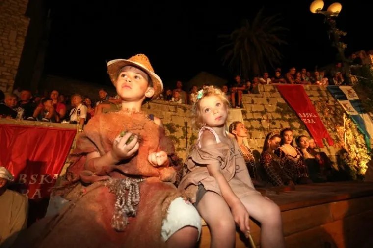 CIJELI SE GRAD VRATIO U PRO&Scaron;LOST: Počela je 15. Rabska fjera, pogledajte najkreativnije kostime