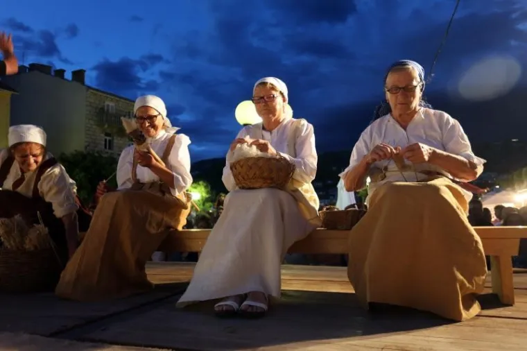 CIJELI SE GRAD VRATIO U PRO&Scaron;LOST: Počela je 15. Rabska fjera, pogledajte najkreativnije kostime