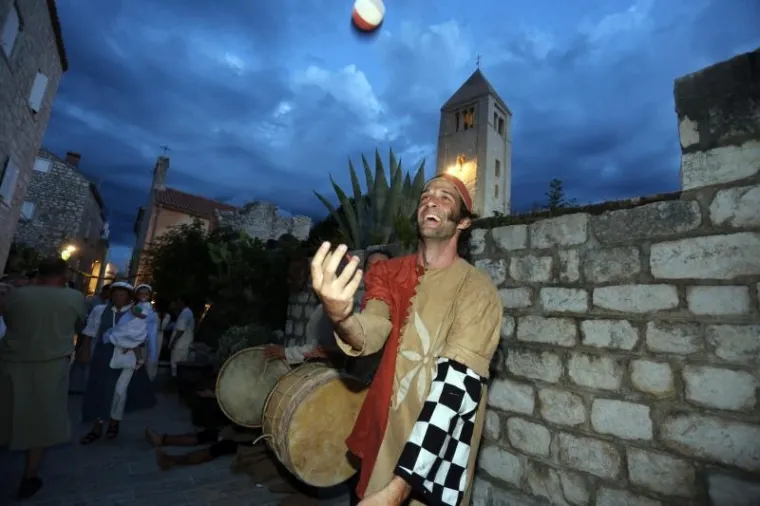 CIJELI SE GRAD VRATIO U PRO&Scaron;LOST: Počela je 15. Rabska fjera, pogledajte najkreativnije kostime