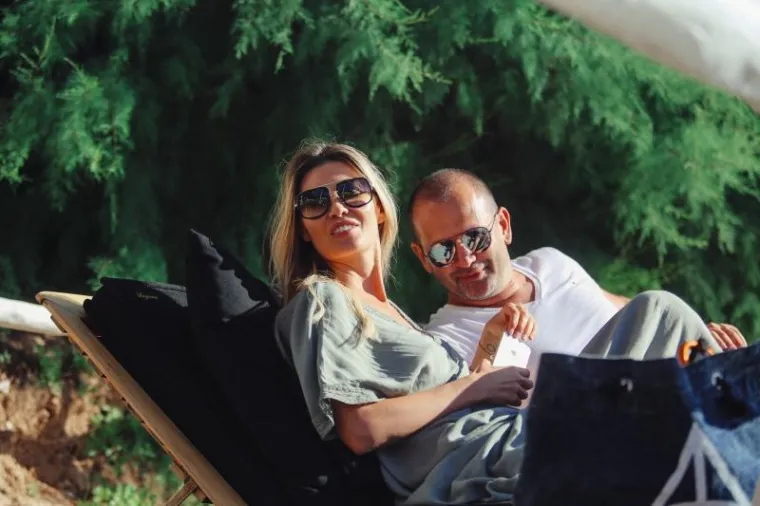 UHVAĆENI U ROMANTIČNIM TRENUCIMA OPUŠTANJA: Vanja Halilović i Frane Barbieri i nakon 5 godina izgledaju ludo zaljubljeni