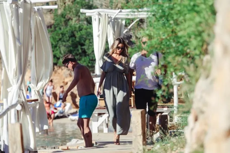 UHVAĆENI U ROMANTIČNIM TRENUCIMA OPUŠTANJA: Vanja Halilović i Frane Barbieri i nakon 5 godina izgledaju ludo zaljubljeni