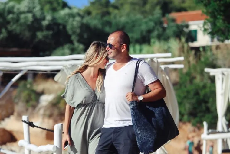 UHVAĆENI U ROMANTIČNIM TRENUCIMA OPUŠTANJA: Vanja Halilović i Frane Barbieri i nakon 5 godina izgledaju ludo zaljubljeni