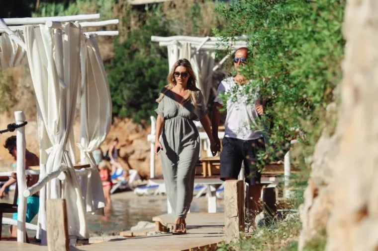 UHVAĆENI U ROMANTIČNIM TRENUCIMA OPUŠTANJA: Vanja Halilović i Frane Barbieri i nakon 5 godina izgledaju ludo zaljubljeni