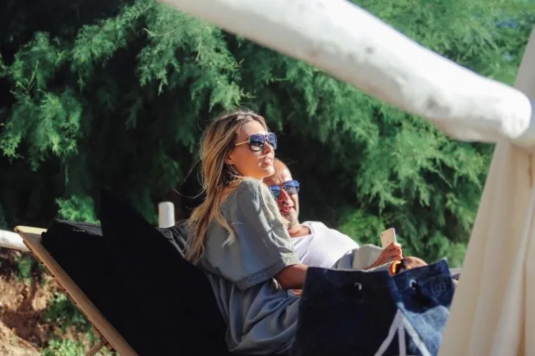 Vanja Halilović i Frane Barbieri uživali na plaži ispred restorana u uvali Vinogradišće na Paklinskim otocima. Vanja i Frane su u veljači proslavili petu godišnjicu veze. Kako je Vanja jednom rekla, ona i Frane upoznali su se slučajno. 'Našli smo se u istom društvu jer sam poslovno surađivala s njima. Šalimo se da je nakon tog susreta morao odvesti na večeru cijelu ekipu s televizije na kojoj sam tada radila, da bismo uspostavili bilo kakav kontakt. Nisam daleko od istine. Bez obzira na medijska naklapanja, prve dvije godine bili smo isključivo prijatelji', rekla je voditeljica u jednom intervjuu.