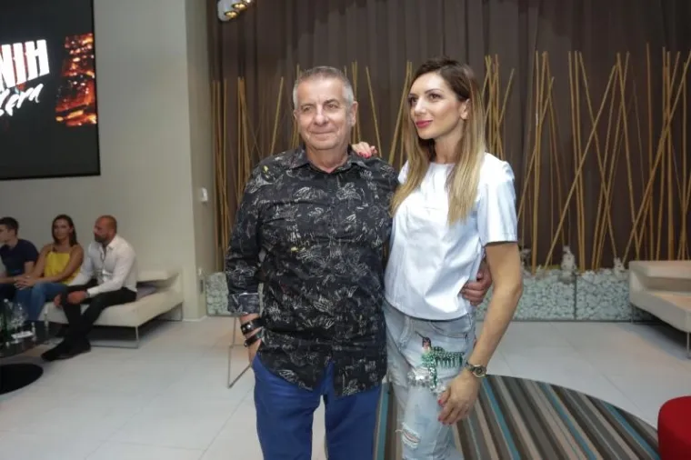 COLONIA PREDSTAVILA NOVI SPOT: Nova pjevačica očarala u seksi crno bijeloj kombinaciji