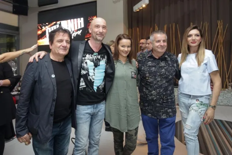 COLONIA PREDSTAVILA NOVI SPOT: Nova pjevačica očarala u seksi crno bijeloj kombinaciji