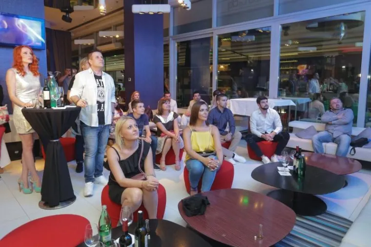 COLONIA PREDSTAVILA NOVI SPOT: Nova pjevačica očarala u seksi crno bijeloj kombinaciji