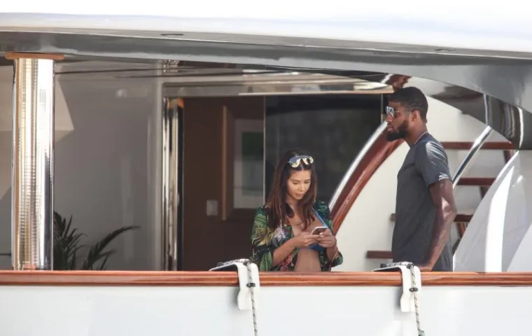 NBA košarkaš Paul George i njegova bujna partnerica na turneji po Jadranu