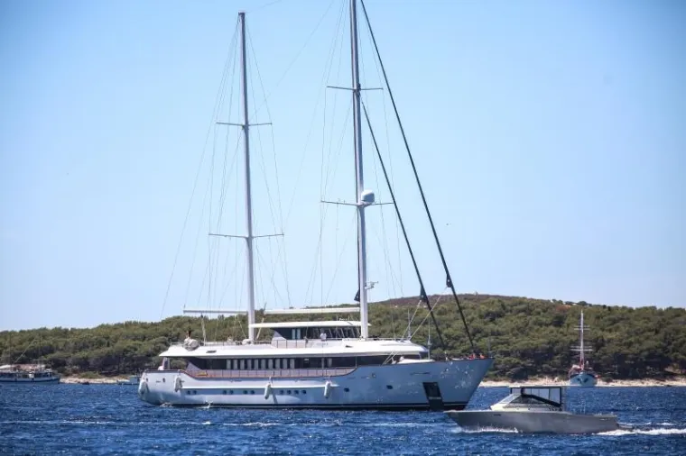 NBA ko&scaron;arka&scaron; Paul George i njegova bujna partnerica na turneji po Jadranu